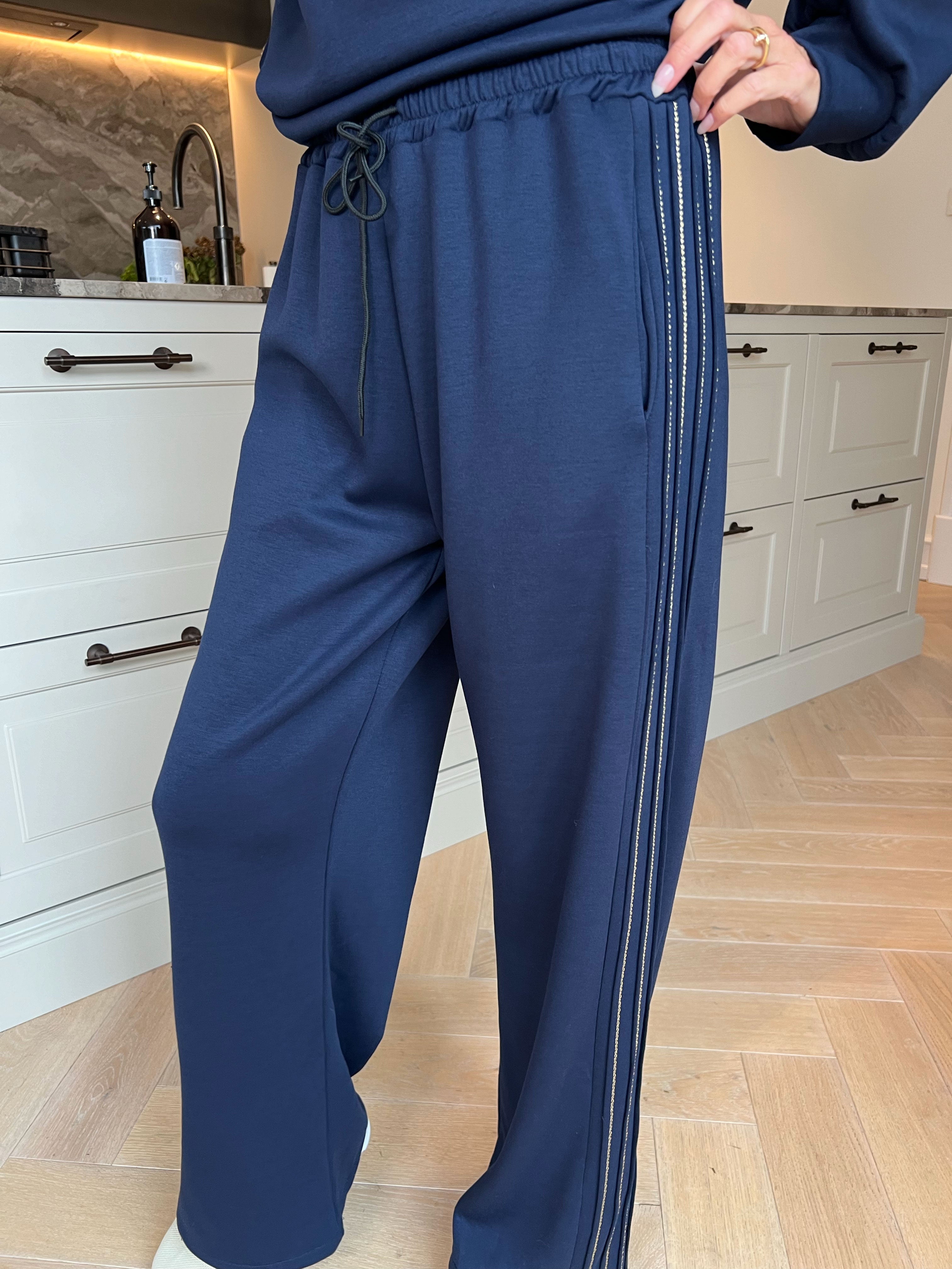 Dream – Mjukt plus size träningsoverallset i viskos med eleganta gulddetaljer